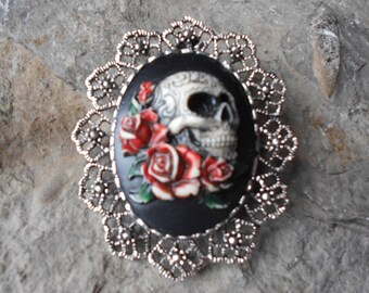 2 em 1 – Caveira e Rosas (Pintadas à Mão) Broche/Alfinete/Pingente Camafeu Detalhe lindo!!! Esqueleto, Gótico, Gótico, Halloween, Steampunk Único
