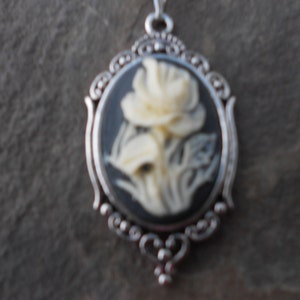 Stunning Iris Cameo Pendant Necklace cream on black.925 plated 22 Chain Great Quality image 2