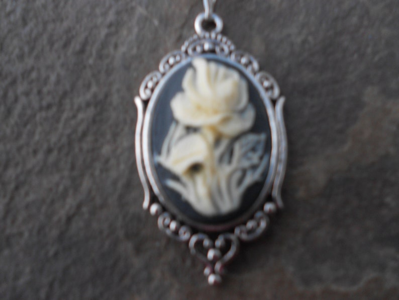 Stunning Iris Cameo Pendant Necklace cream on black.925 plated 22 Chain Great Quality image 2