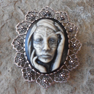 Välj Silver eller Guld - 2 i 1 - Zigenare, Zombie, Tatuering (Handmålad) Cameo Brosch/Hänge - Goth, Gotisk, Steampunk, Unik