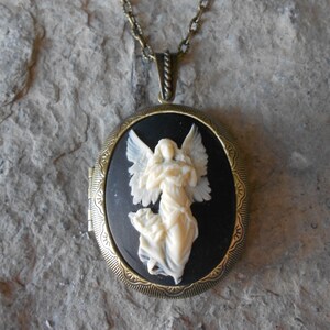 LOCKET--Ángel de la guarda Cameo - alas de mariposa - religiosos - 2" de largo---bronce - antigua mirada---gran calidad!!