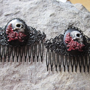 Handbemaltes Paar Schädel & Rosen Cameo Schwarz Filigree Haarkämme -Haar Accessoire -Haar Clips - Haarspangen - Gothic Hochzeit