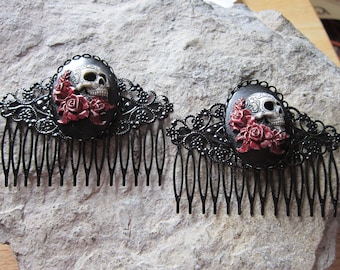 Handgeschilderd paar schedel en rozen camee zwarte filigraan haarkammen - haaraccessoire - haarspeldjes - haarspeldjes - gothic bruiloft