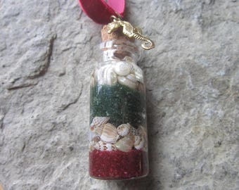2 in 1 sieraad en ketting - Christmas at the Beach, echte rood en groen gekleurd zand & zeeschelpen in een glazen fles, en de charme van een Seahorse