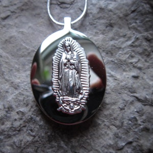 Elija entre acero inoxidable o chapado en oro - Collar con urna de la Virgen de Guadalupe, Virgen María - Cenizas - Medallón de cabello - Memorial - Urna religiosa