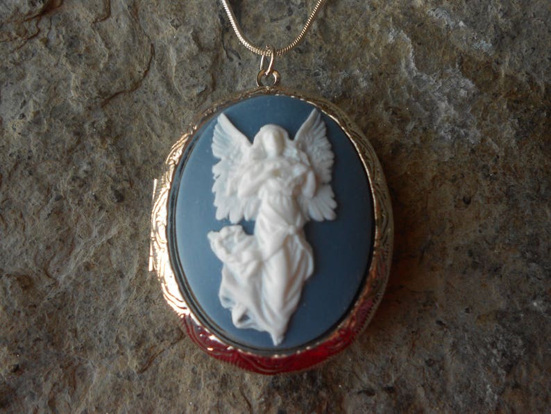 Christmas Keepsakes Guardian Angel Cameo Silver Plated Lockets Religious Easter Photos Weddings Choose Blue or Red