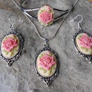 Rose Rose sur Tan / Beige camée Collier pendentif et boucles d’oreilles et Bracelet ensemble - grande qualité !!! Unique