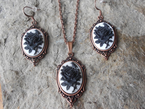 VACATION HAND PAINTED PINEAPPLE CAMEO SILVER PLATED LOCKET NECKLACE TROPICAL VACATION HAND PAINTED PINEAPPLE CAMEO SILVER PLATED LOCKET NECKLACE TROPICAL