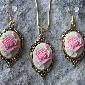 Rosa Rose auf Tan, Beige Cameo Anhänger Halskette und Ohrringe Antiqued Gold Set - Einzigartig - Große Qualität