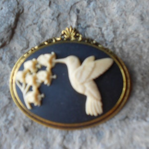 Choose Black, Purple or Blue - Hummingbird and Flowers Cameo Brooch / Pin - Beautiful Detail and Great Quality!!! Unique, Humming Bird