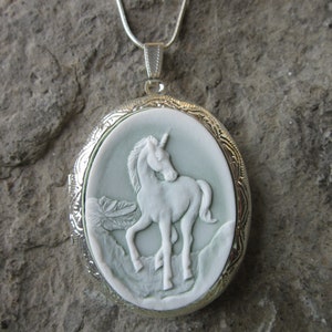 シルバー、ゴールド、ブロンズからお選びいただけます - 見事なユニコーンロケット - ペガサスペンダントロケット - 高品質 - 淡いグリーン