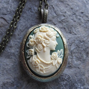 Medaglione in bronzo con cammeo raffigurante una donna vittoriana - crema su verde oliva - aspetto antico - ottima qualità!!