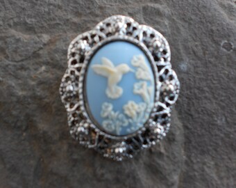 Stunning Cameo Brooch (Ivory Hummingbird on Blue)!!!! Beautiful Detail and Great Quality!!!!