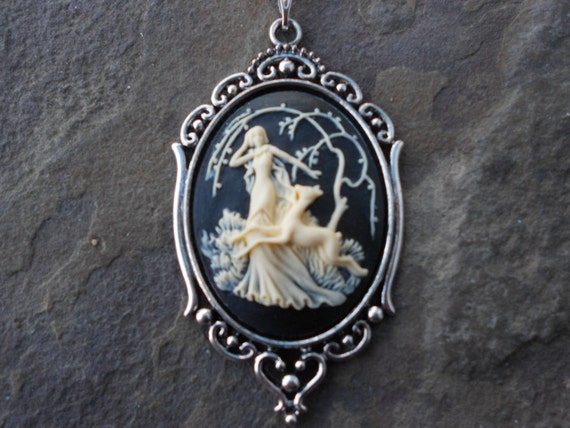 HUNTRESS QUALITY!!! LOCKET * --STUNNING GODDESS DIANA WITH DEER CAMEO NECKLACE HUNTRESS QUALITY!!! LOCKET * --STUNNING GODDESS DIANA WITH DEER CAMEO NECKLACE