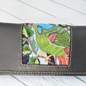 Cartera bordada, Cartera de cuero genuino, Cartera guatemalteca, Cartera de mujer, Cartera de mujer de tres pliegues, Huipil multicolor