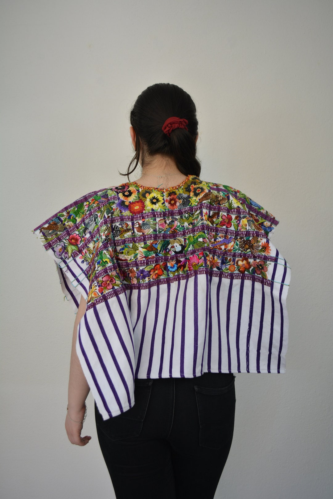 Poncho Huipil de Quetzal Bordado Vintage: Blusa Maya Guatemalteca  México