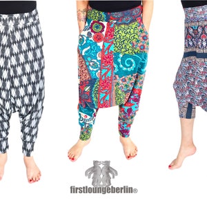 Puede incluir: Tres pantalones harén con diferentes estampados. Uno es de rombos en blanco y negro, otro es patchwork con diseños florales y paisley, y el tercero tiene un estampado azul y morado.