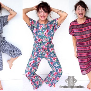 Könnte beinhalten: Drei Frauen präsentieren verschiedene Modelle von bedruckten Jumpsuits. Der erste Jumpsuit ist in Schwarz-Weiß mit Zebra-Muster, der zweite ist türkis mit rosa Blumendruck und der dritte ist rot-schwarz gestreift.