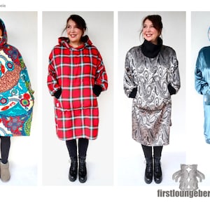 Könnte beinhalten: Vier Frauen präsentieren verschiedene Modelle von Kapuzendecken. Die Decken sind in verschiedenen Farben und Mustern, darunter Paisley, Karos und Blumenmuster. Der Text "firstloungeberlin" ist in der rechten unteren Ecke des Bildes sichtbar.