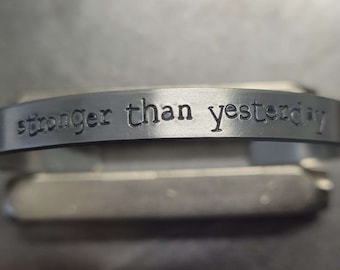 Plus fort qu'hier - Motivationnel - Sensibilisation à la santé physique et mentale - Bracelet en aluminium estampé à la main