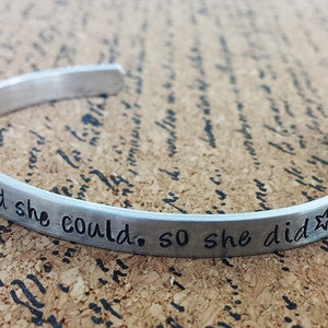 Elle croyait qu'elle pouvait, alors elle l'a fait Bracelet en aluminium estampé à la main Cadeau de graduation Inspirational image 3