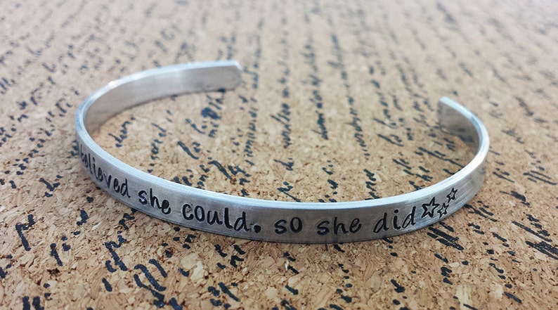 Elle croyait qu'elle pouvait, alors elle l'a fait Bracelet en aluminium estampé à la main Cadeau de graduation Inspirational image 3