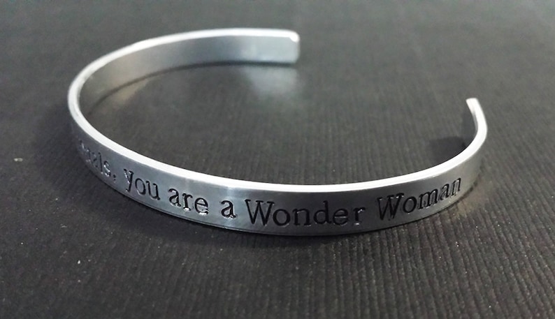 In een wereld van gewone stervelingen ben je een Wonder Woman handgestempelde aluminium armbandmanchet afbeelding 3