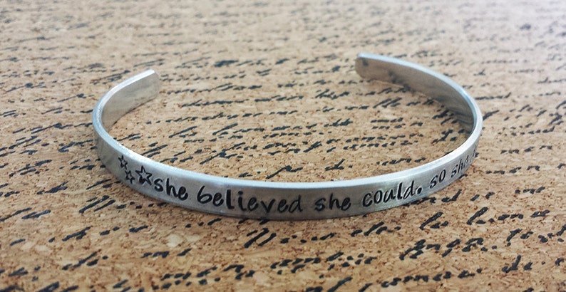 Elle croyait qu'elle pouvait, alors elle l'a fait Bracelet en aluminium estampé à la main Cadeau de graduation Inspirational image 2