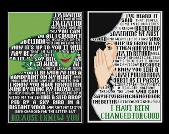 Puede incluir: Dos ilustraciones verdes y blancas de la Bruja Mala del Oeste de El Mago de Oz. El texto de la izquierda dice: "Soy limitada, mírame, soy limitada, y mírame, tú, puedes hacer todo lo que yo no pude, Glinda, tú, por los dos, ahora depende de ti, está bien, tal vez nunca nos volvamos a encontrar, así que si lo hago de nuevo por ti, antes de decir, antes, p50 mucho, nosotros, yo, lo que aprendí de ti, estarás conmigo como una huella digital en mi corazón, y ahora, pase lo que pase con nuestras historias, sé que has reescrito la mía siendo mi amigo, como un barco que se desprende de su amarradero por un viento del mar, como una semilla que cae, dejada caer por un pájaro del cielo en un bosque lejano, quién puede decir si he cambiado para mejor, pero porque te conocía". El texto de la derecha dice: "He oído decir que la gente entra en nuestras vidas por una razón, trayendo algo que debemos hacer, y somos guiados hacia aquellos que nos ayudan a crecer si ayudamos a los demás, y ayudamos a los demás a cambio, bueno, no sé si creo que eso sea cierto, pero sé quién soy hoy porque te conocía, como un cometa que se desvía de su órbita mientras pasa, como una corriente que se encuentra con una roca a mitad de camino por el bosque, quién puede decir si he cambiado para mejor, pero porque te conocía, he cambiado para mejor".