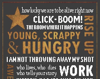 Puede incluir: Un póster motivacional con una estrella dorada y texto en blanco y dorado sobre un fondo gris oscuro. El texto dice: "how lucky we are to be alive right now CLICK-BOOM! THE ROOM WHERE IT HAPPENS YOUNG, SCRAPPY & HUNGRY RISE UP I AM NOT THROWING AWAY MY SHOT who lives, who dies who tells your story WORK HISTORY HAS ITS EYES ON YOU JUST YOU WAIT I am inimitable - I am an original TALK LESS ** SMILE MORE**"
