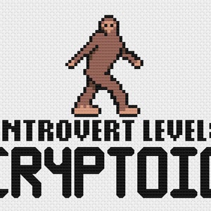Puede incluir: Un personaje de Bigfoot pixelado marrón caminando con el texto "Introvert Level: Cryptoid" debajo.