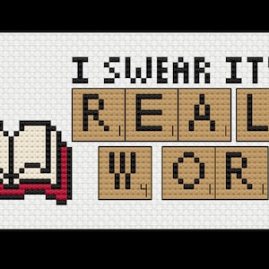 Può includere: Un ricamo a punto croce con un libro e la frase "Lo giuro, è una parola vera" scritta con tessere di lettere.