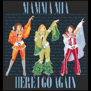 Può includere: Un design di pixel art della band ABBA, con le parole "Mamma Mia Here I Go Again" in testo blu. I membri della band indossano abiti colorati e tengono microfoni. I testi della canzone "Mamma Mia" sono stampati in testo bianco intorno ai membri della band.