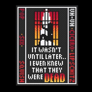 Puede incluir: Un diseño de punto de cruz sobre un fondo negro. El diseño presenta el texto "IT WASN'T UNTIL LATER... I EVEN KNEW THAT THEY WERE DEAD". El texto es blanco, con acentos rojos y naranjas. También están presentes las palabras "POP. SIX. SQUISH" y "UH-UH. CICERO. LIPSCHITZ".