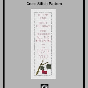 Könnte beinhalten: Kreuzstichmuster mit einem Zitat, das lautet: "Lieber Blau. Ich habe über deinen Antrag nachgedacht, aber ich brauche einen Beweis für dein Vertrauen. Es ist riskant für mich, mit dir zu kommunizieren. Deshalb habe ich den echten Brief als Gift getarnt - nimm ihn ein, und du wirst es wissen. Am Ende, wie am Anfang, und durch all die Zwischenzeiten, ich liebe dich." Das Zitat ist von einer roten Kirsche mit grünen Blättern umgeben.