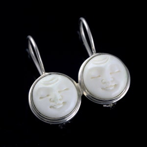 Örhängen med månansikte, handskuren benkameo, nickelfritt sterlingsilver, benskuret ansikte, bali-ansikte, fredlig balansmeditation