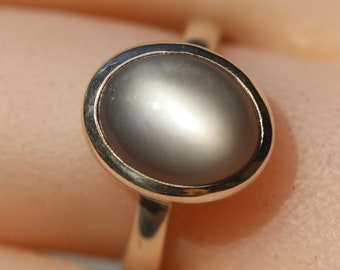 Grey Moonstone Ring, Size 6.75, Narrow Band, Great Cats Eye Pearly Luster, Semi Precious Gemstone, Natural Orthoclase Feldspar