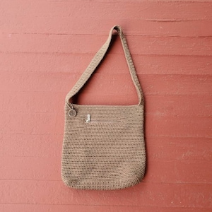 El bolso de hombro de ganchillo Sak color tostado vintage dark tan tiene etiqueta colgante forrada de nylon cuadrado 11/11"