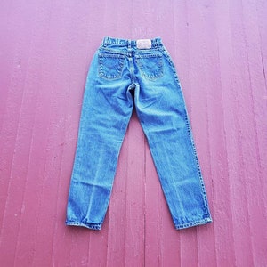 Women&#39;s Levi&#39;s jeans vintage 2000 high waist relaxed fit tapered leg Size 6 Mis M 28&quot; waist 36&quot; hips modern size 4