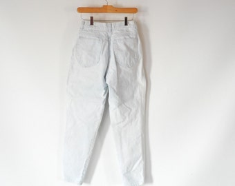 Light Acid wash Chic Jeans 80's era vintage High waist tapered leg mom jeans Vintage Size 9 26" waist 29" inseam Super light wash jeans