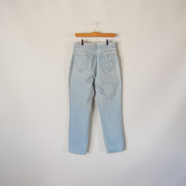 Chic jeans 90's Vintage light wash high waist/rise Slightly tapered leg mom jeans vintage 11/12 short with 29" waist Modern size 4/5