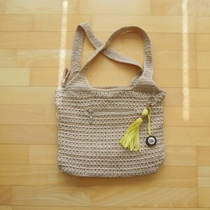 The Sak Nylon Crochet Hobo Bag tamaño grande Tan Nylon forrado Borla amarilla Etiqueta colgante 6 compartimentos carga superior Zip Top tirador de cremallera grande
