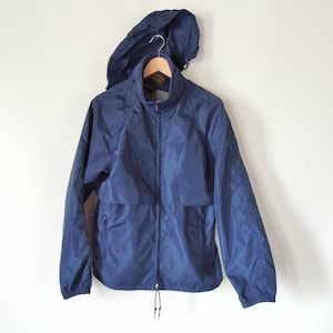 Nylon Windbreaker Navy blue Eddie Bauer Men&#39;s Medium Stow Away hood Light Mesh interior upper with ventilation flaps Camping hiking jacket