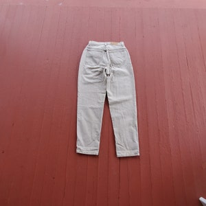 Beige mom jeans vintage high waisted jeans Rider 10 petite tapered leg 90&#39;s vintage 27&quot; waist modern size 4 with a curvy fit Light tan color