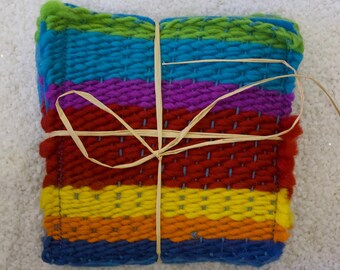 OVER THE RAINBOW// 13x15 cm Set von vier handgewebten Untersetzern.