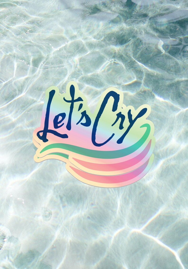 Peut inclure: Un autocollant avec le texte "Let's Cry" en bleu sur un fond arc-en-ciel. L'autocollant flotte dans une piscine.