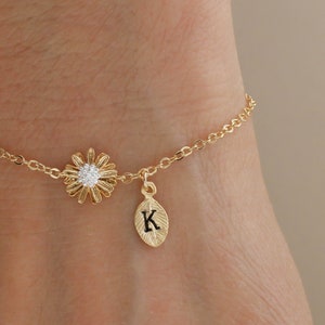 Daisy bracelet. daisy jewelry. custom bracelet. personalized jewelry. handstamp initial bracelet.gold filled bracelet.