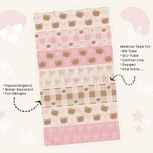 Puede incluir: Una hoja de cinta médica estampada en rosa y marrón con un diseño repetido de ositos de peluche, lazos y cuadros. El texto "Medical Tape For:" se enumera con los siguientes usos: NG Tube, G/J-Tube, Central Line, Oxygen, y más...