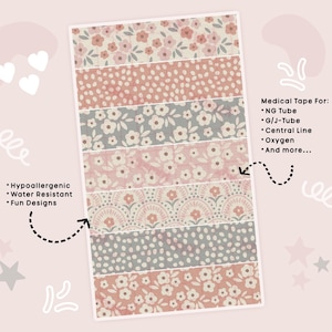 Op de afbeelding: Een set van zes gepatroneerde medische tapes in een roze en grijze kleurstelling. De tapes hebben bloemmotieven, stippen en geometrische patronen. De tekst op de afbeelding luidt "Medische tape voor: NG-buis, G/J-buis, Centrale lijn, Zuurstof, En meer..."