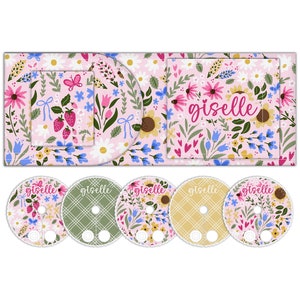 Könnte beinhalten: Ein Set mit fünf runden Aufklebern mit einem rosa-grünen Blumenmuster. Jeder Aufkleber trägt den Namen "giselle" in rosa Schrift. Die Aufkleber sind für die Verwendung auf einer Wasserflasche oder einem ähnlichen Gegenstand gedacht.